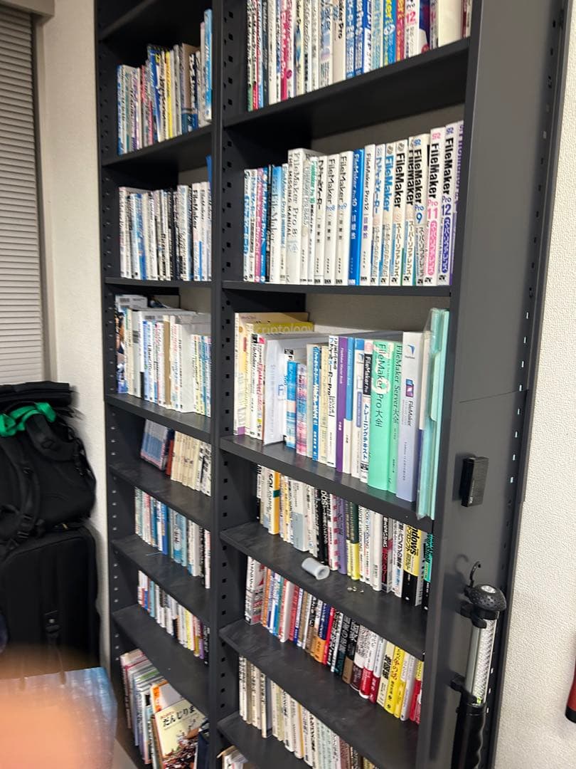 突っ張りスチール棚　本