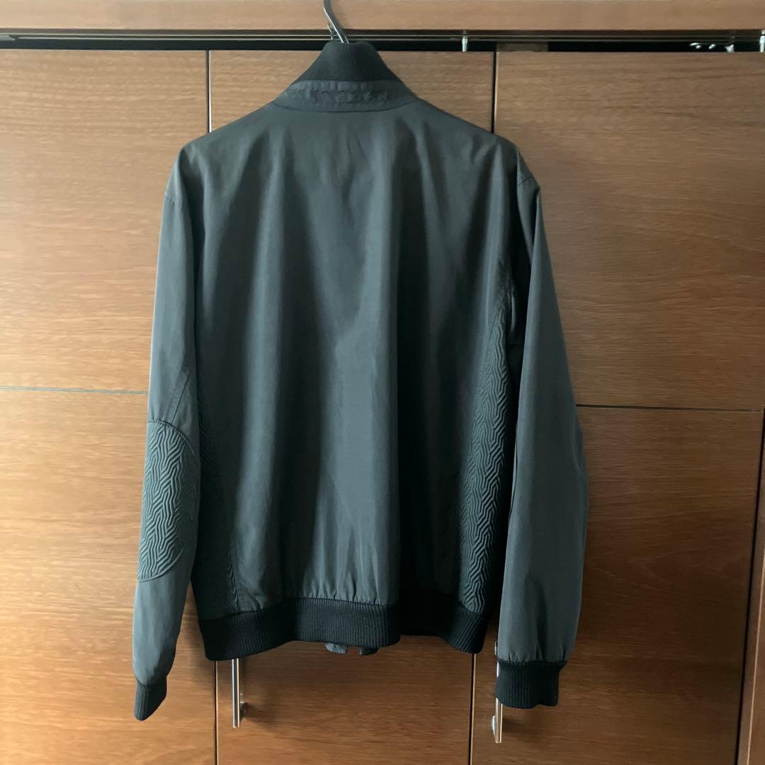 ダンヒルのブルゾンです。冬から春先にぴったりです。やや大きめのMサイズです。