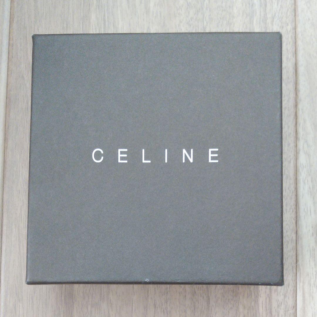 THREE リニューイング　パウダー　ファンデーション