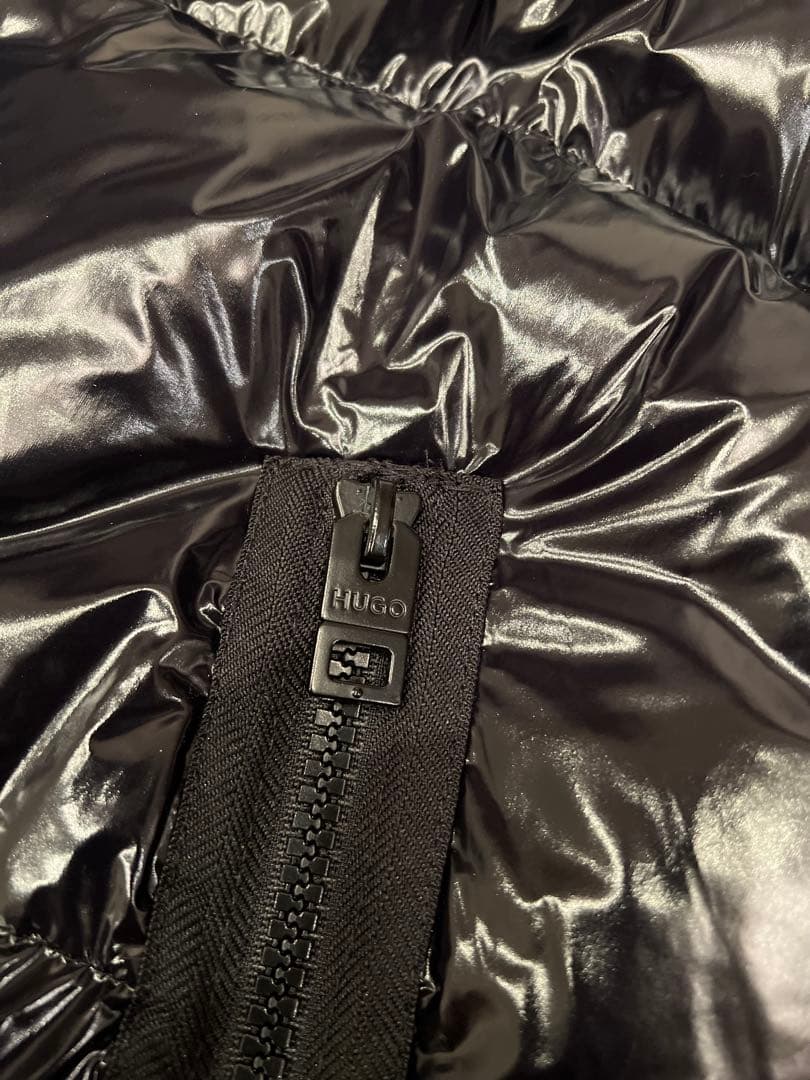 【美品】HUGO 光沢のあるブラックのパファーダウンジャケット　メンズ