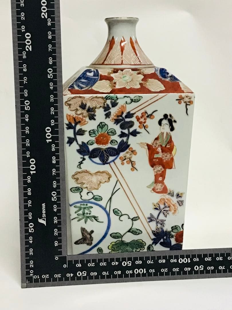 和風女性と花模様の陶器瓶