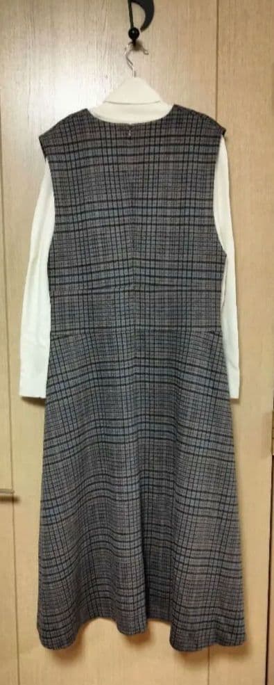 モラビト　チェック柄ノースリーブロングワンピース＆　ホワイトタートルセーター