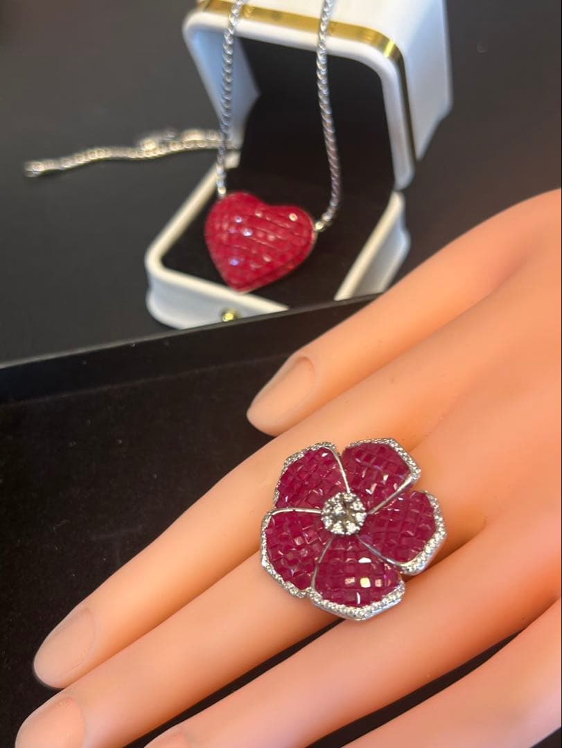 コ*□様 ミステリーセッティングシンセテックルビーデザインリング➕ハートモチーフ