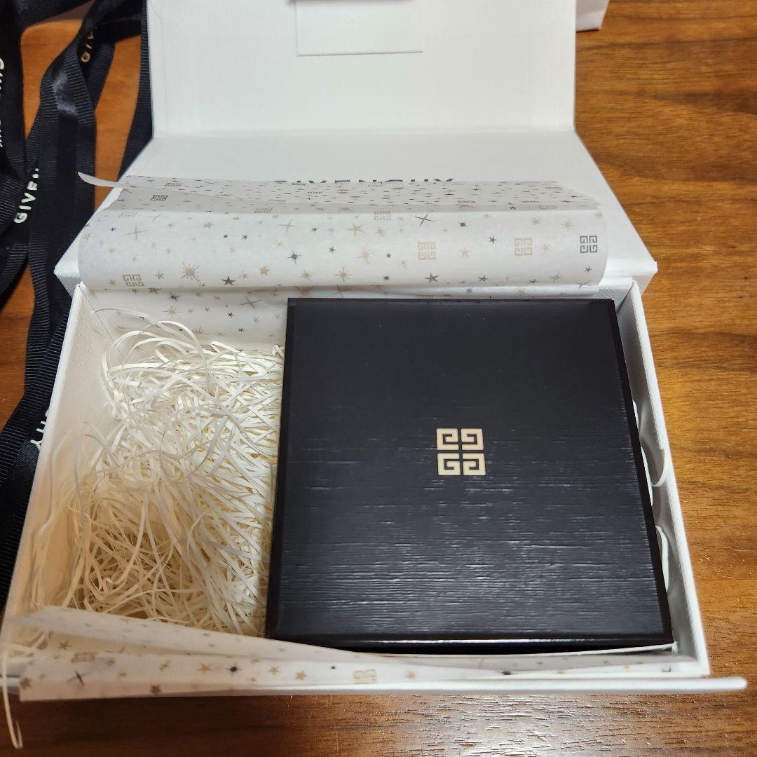 Givenchy 日焼け止め パッケージとパフ付き