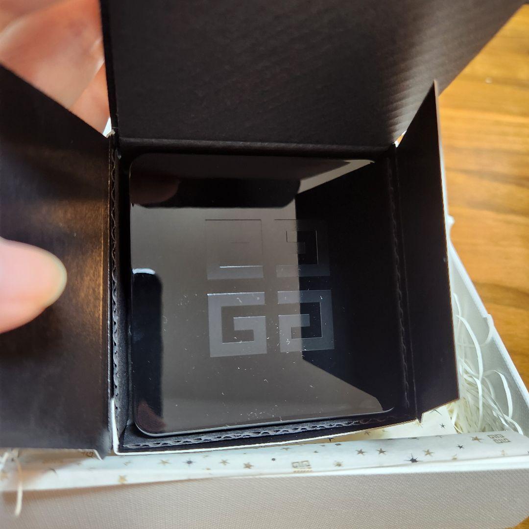 Givenchy 日焼け止め パッケージとパフ付き