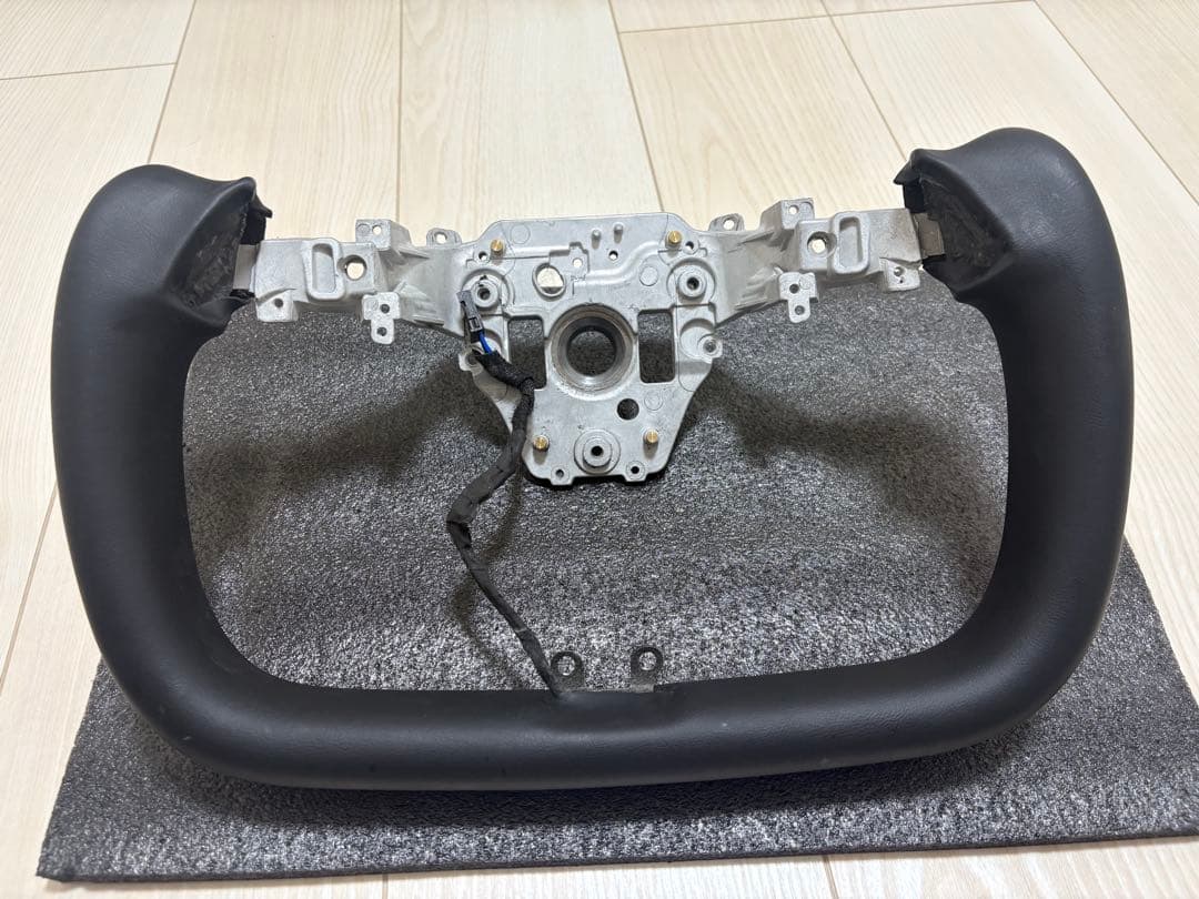 テスラTeslaヨークステアリング 本体 黒色　2025モデルy ジュニパー専用