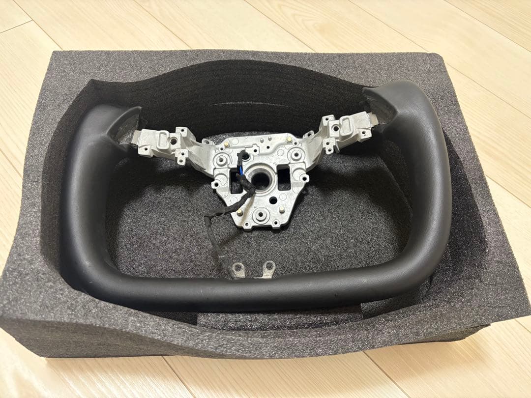 テスラTeslaヨークステアリング 本体 黒色　2025モデルy ジュニパー専用