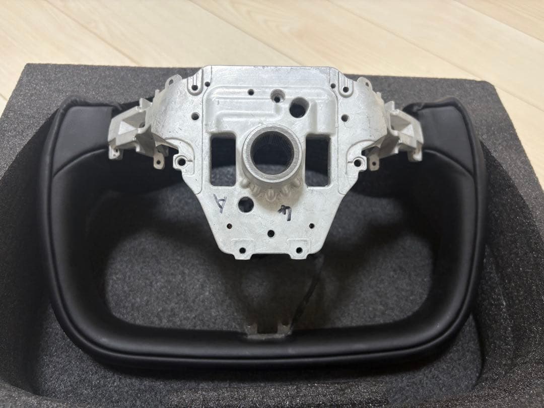 テスラTeslaヨークステアリング 本体 黒色　2025モデルy ジュニパー専用