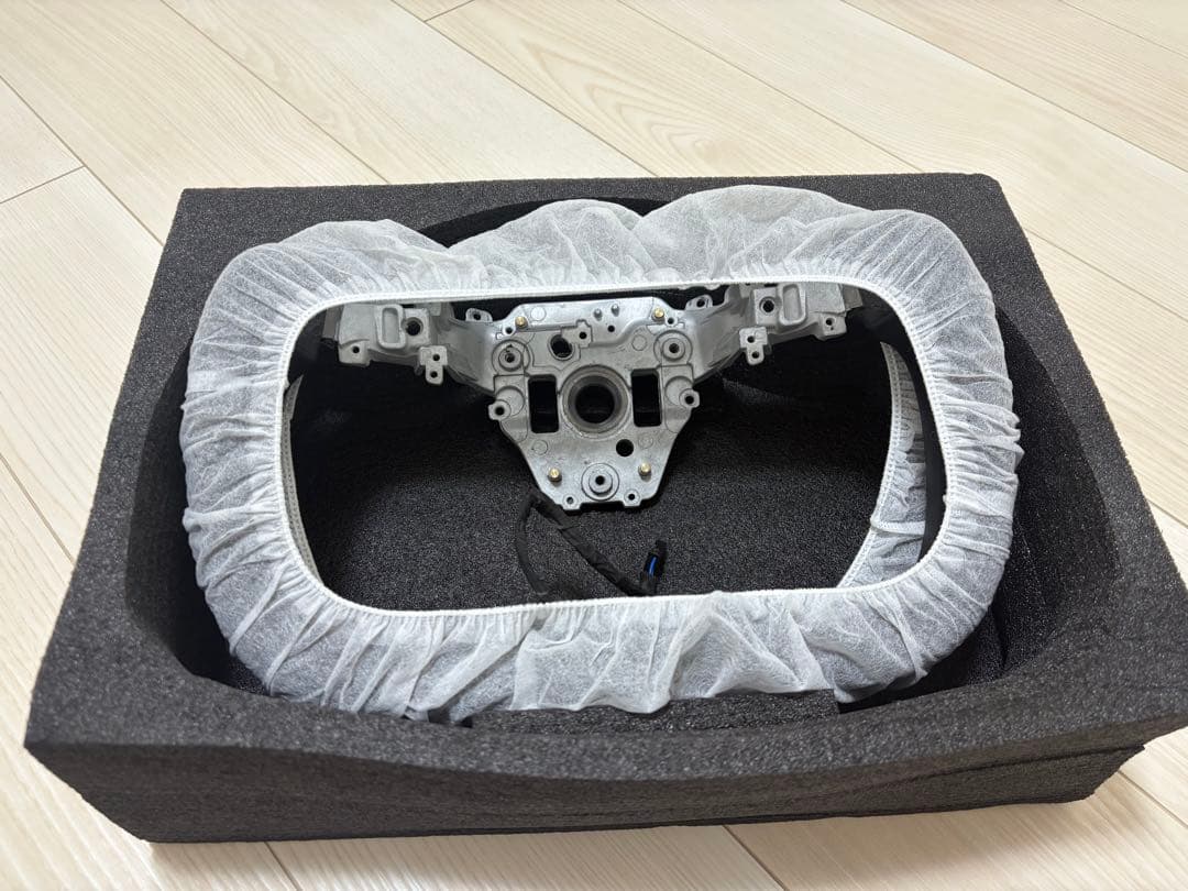 テスラTeslaヨークステアリング 本体 黒色　2025モデルy ジュニパー専用