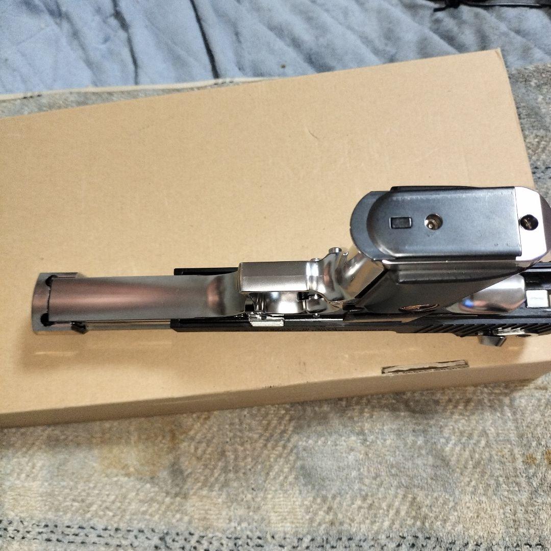 マルイデザートイーグルツートン使用、カスタムグリップ付き。