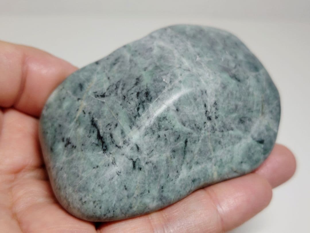 糸魚川131 翡翠 343g ヒスイ 原石 鑑賞石 自然石 誕生石 鉱物 鉱石