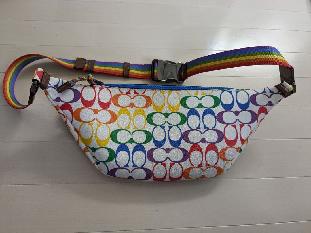 コーチ　ボディバック　レインボー　シグネチャー