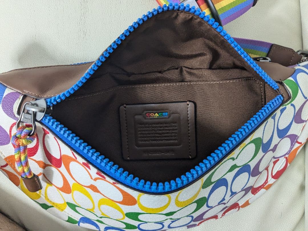 コーチ　ボディバック　レインボー　シグネチャー