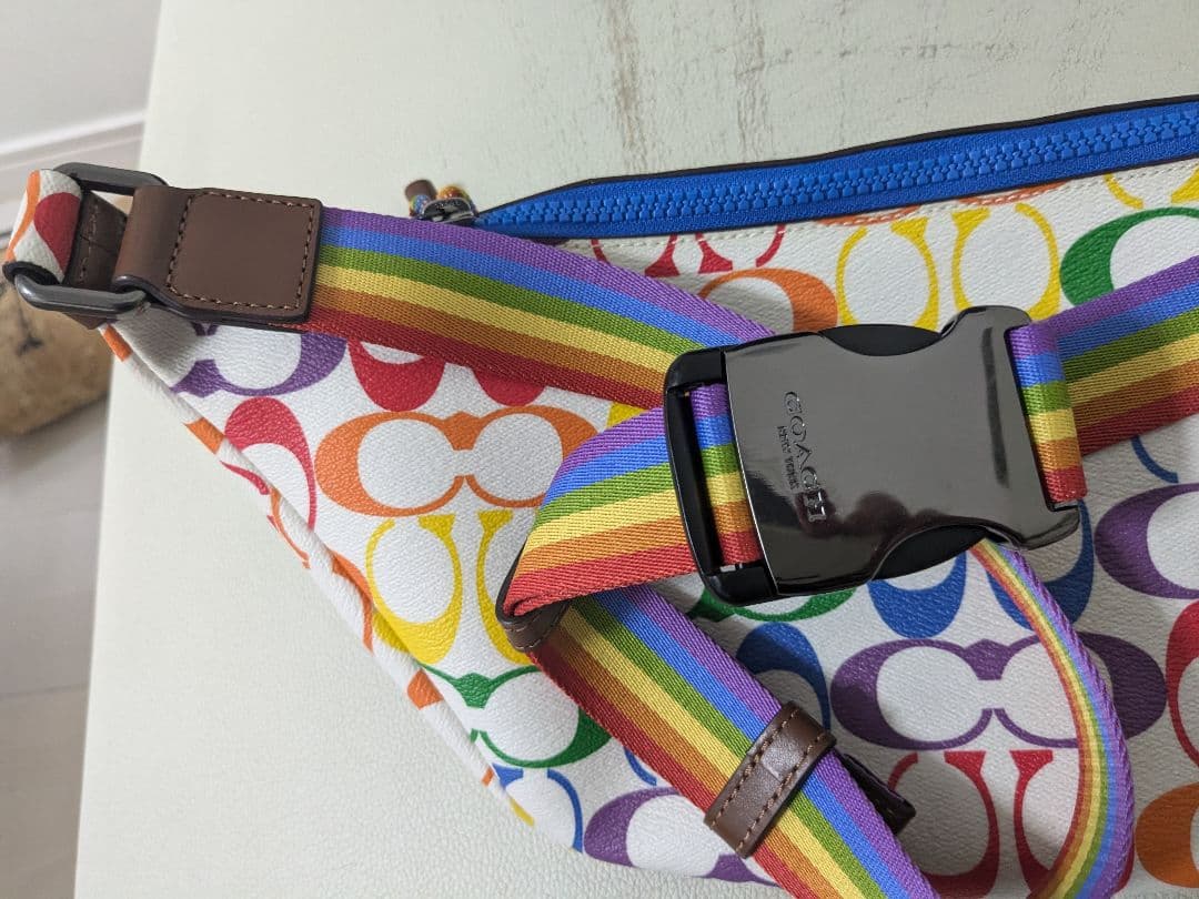 コーチ　ボディバック　レインボー　シグネチャー