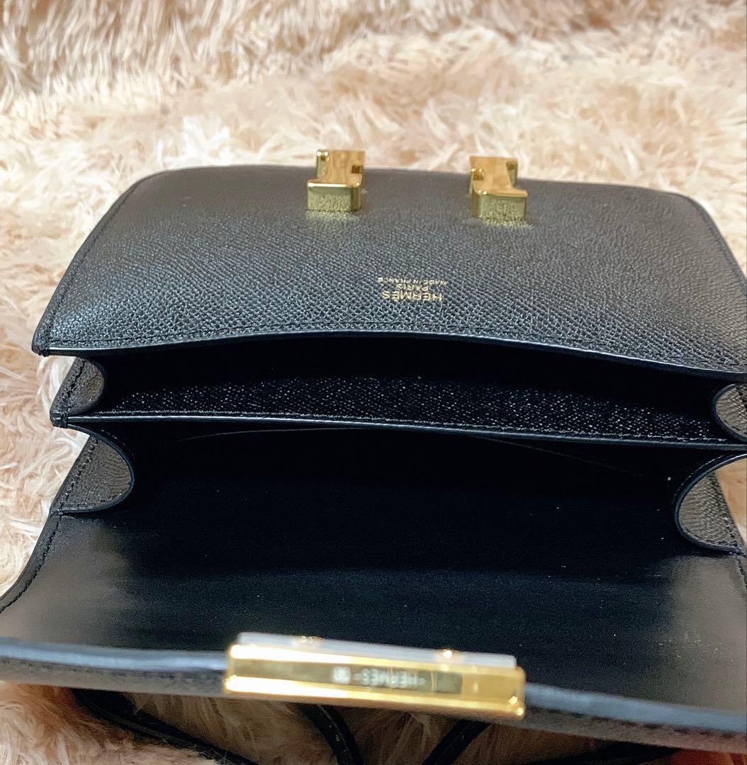 ブラックショルダーバッグ　金具ゴールド