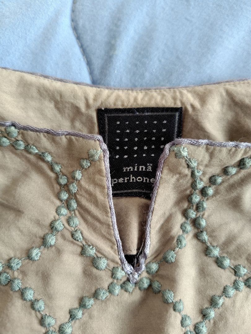 mina perhonen 半袖トップス ベージュに水色のタンバリン