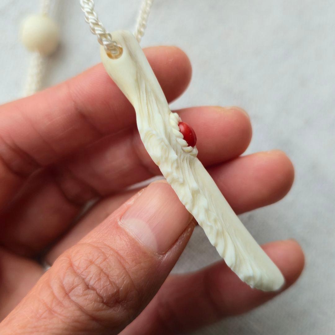 鹿の角 赤珊瑚のフェザーペンダント