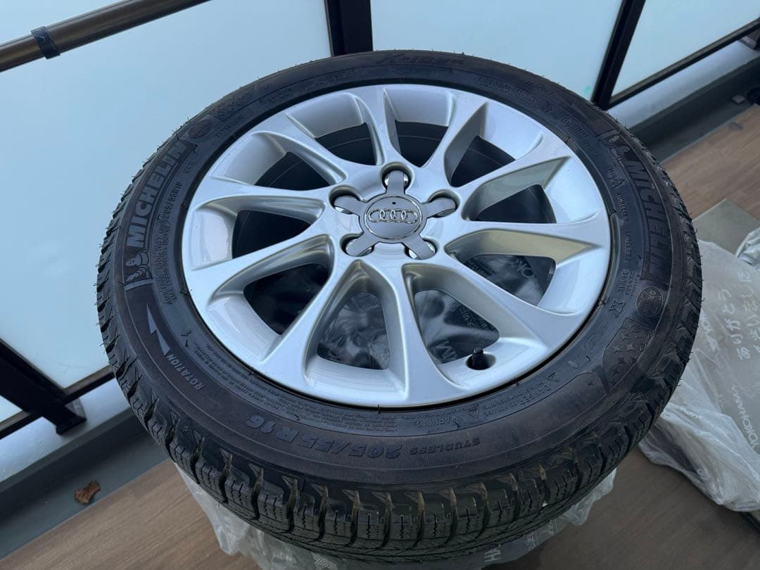 Audi アウディ 純正16インチ ホイール 4本スタッドレスタイヤ カバーつき