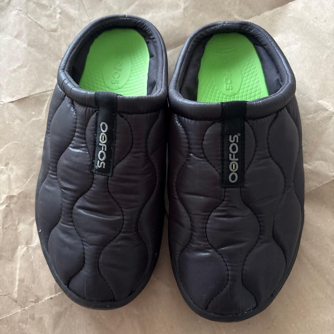 Oofos ブラック サンダル キルティングデザイン