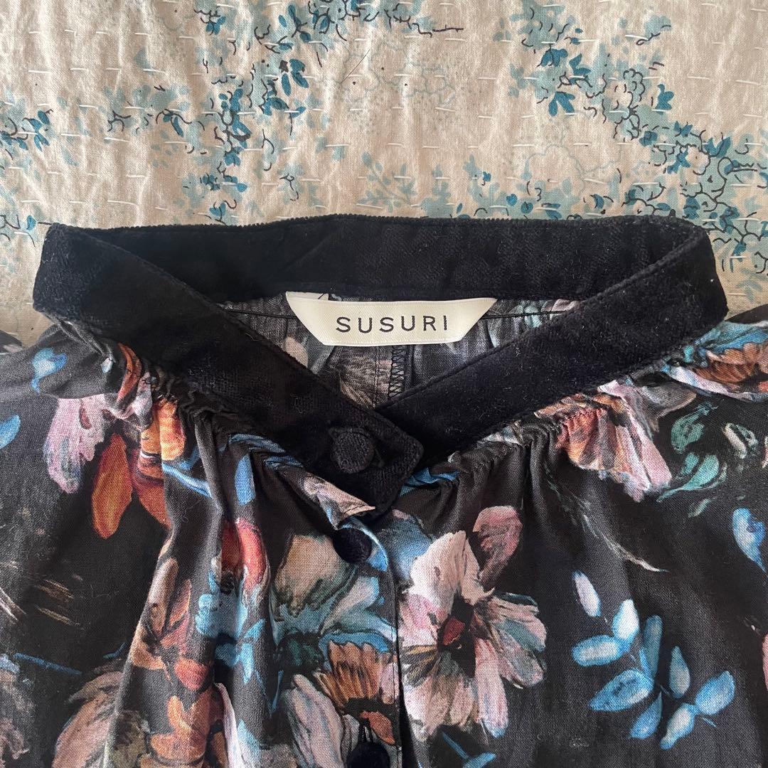 SUSURI ススリ　メロフォンブラウス 2025AW ブラック　フラワー