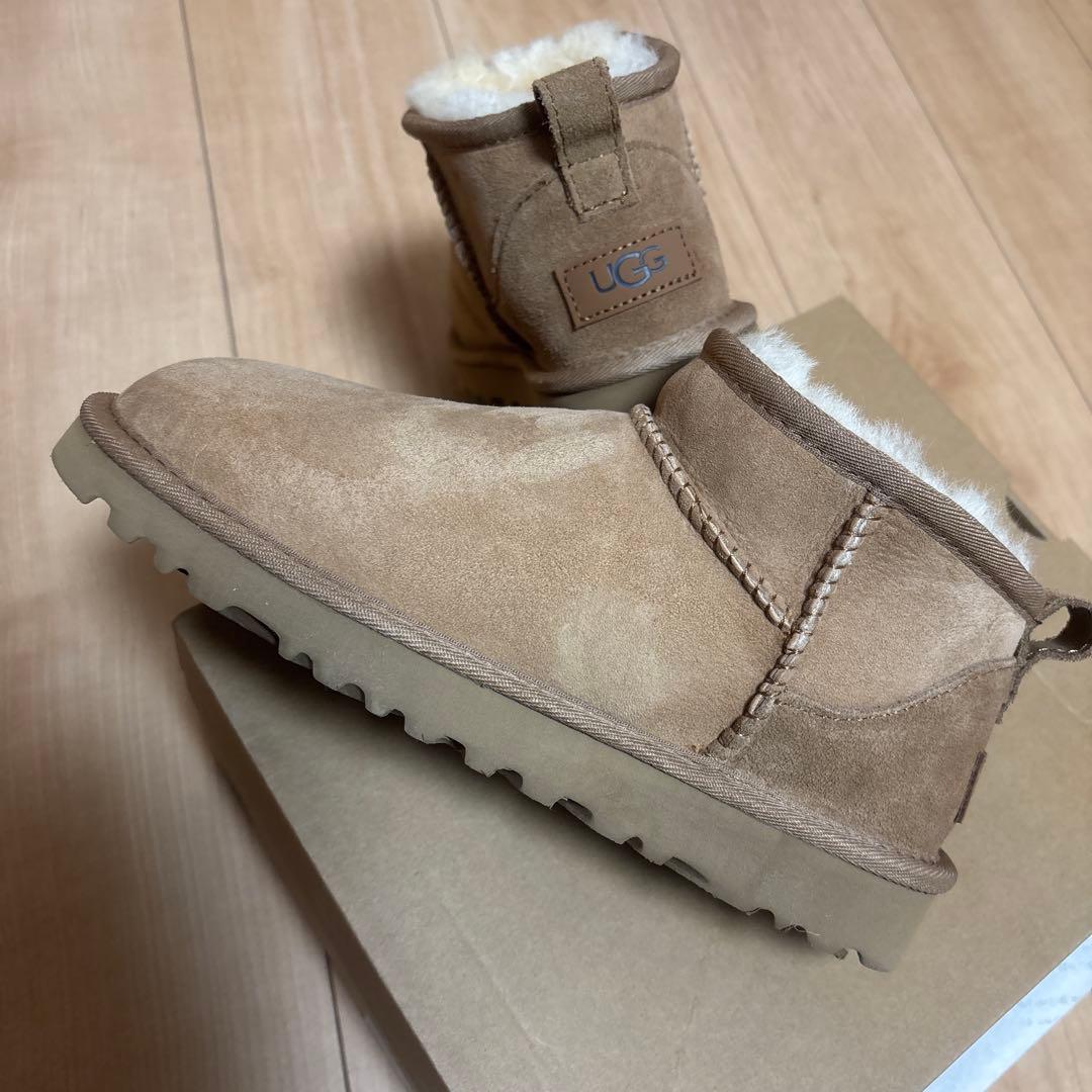 週末限定値下げ、大人気UGG 23cmベージュ ファー付きムートンブーツ