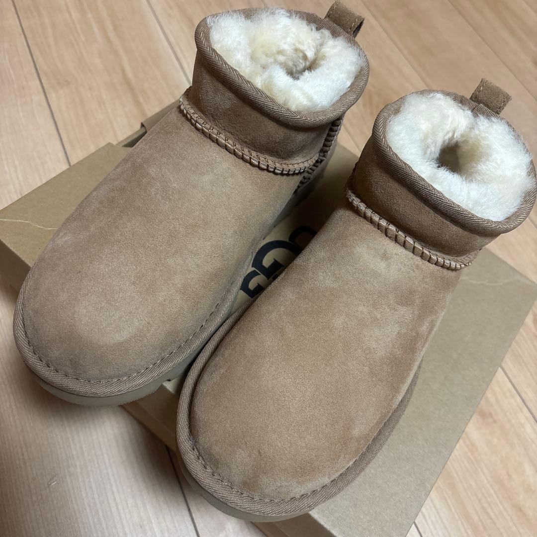週末限定値下げ、大人気UGG 23cmベージュ ファー付きムートンブーツ