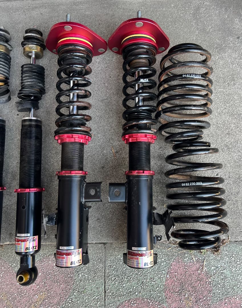 30プリウスZVW30 フルタップ式車高調BLITZ