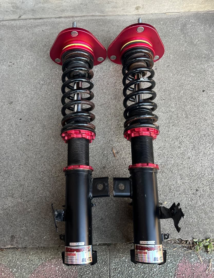 30プリウスZVW30 フルタップ式車高調BLITZ