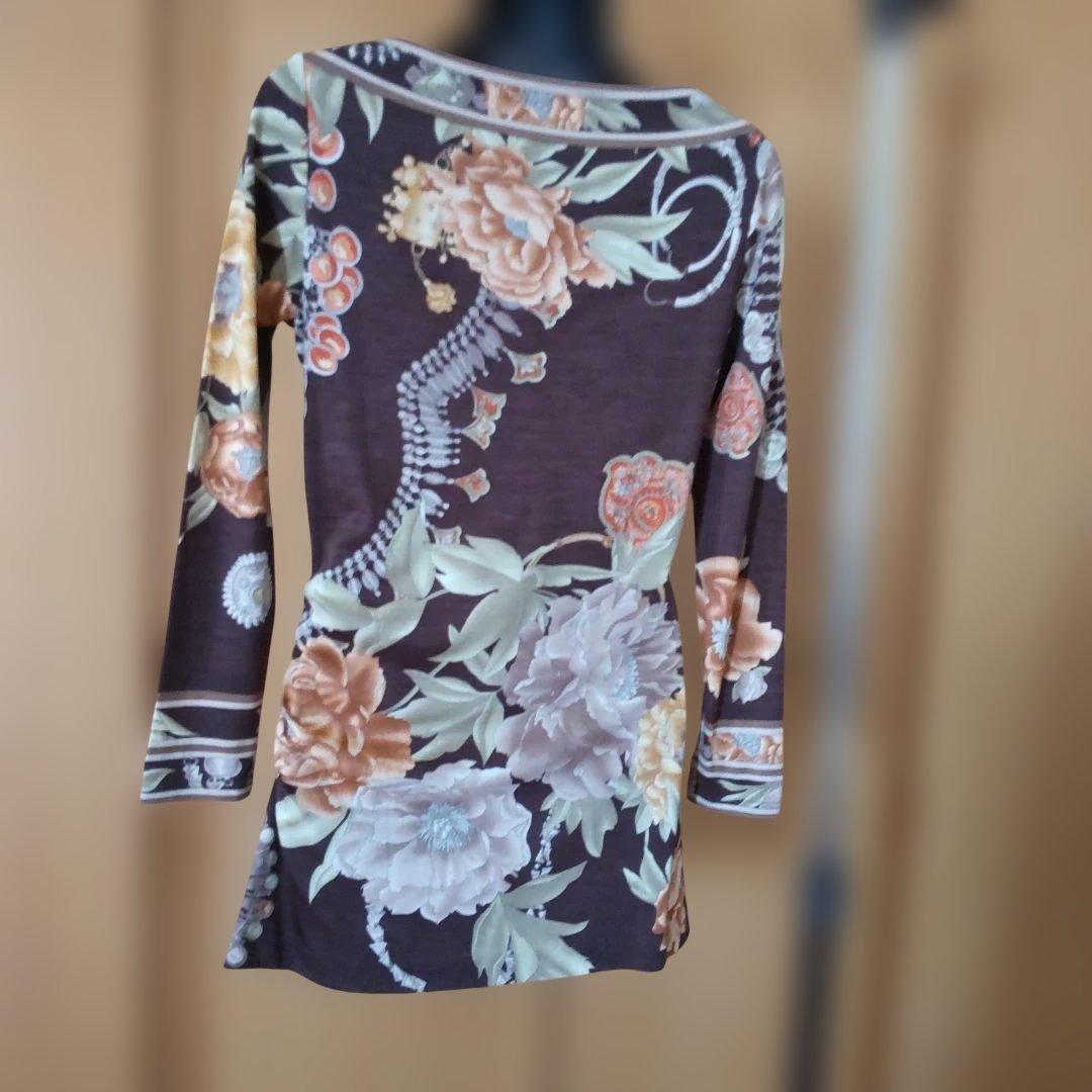 ロゴが入ったレオナールカットソー