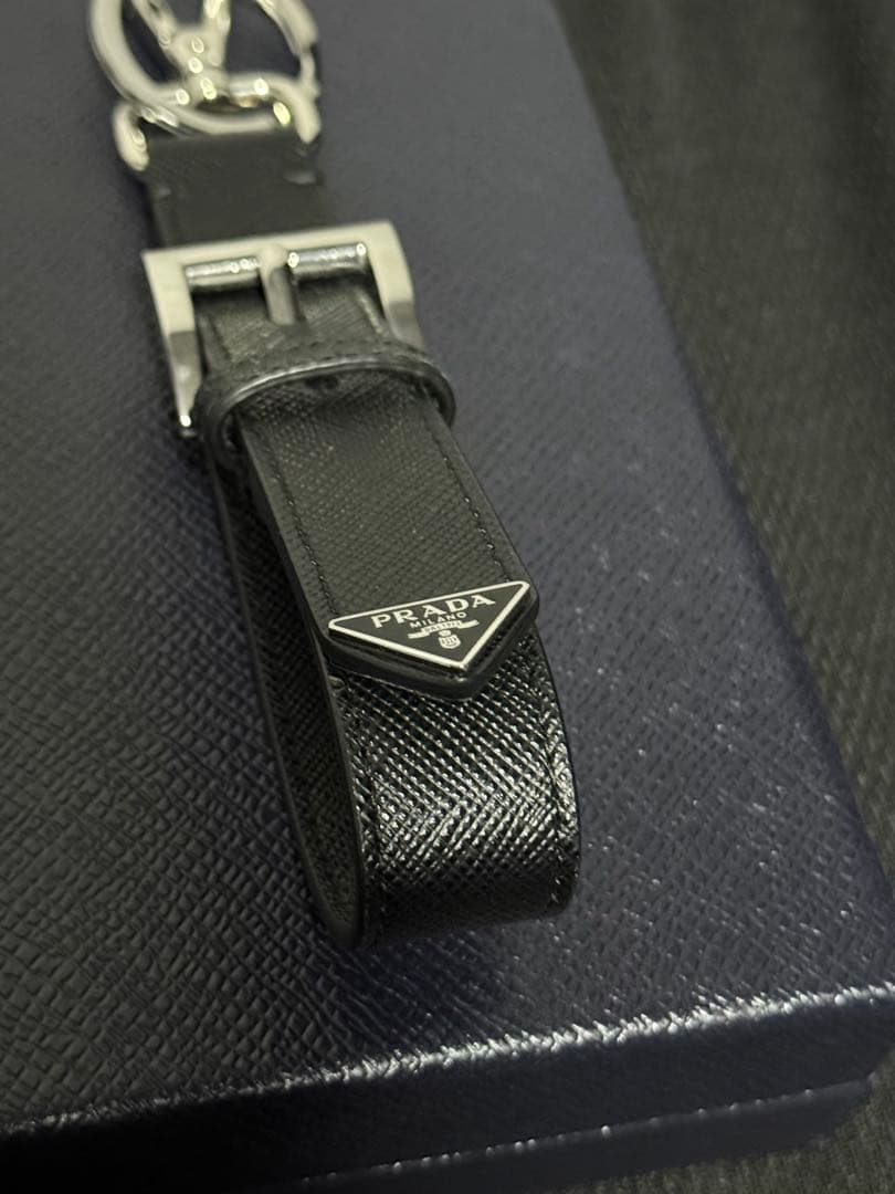PRADA サフィアーノレザー キーチェーン ブラック トライアングルロゴ