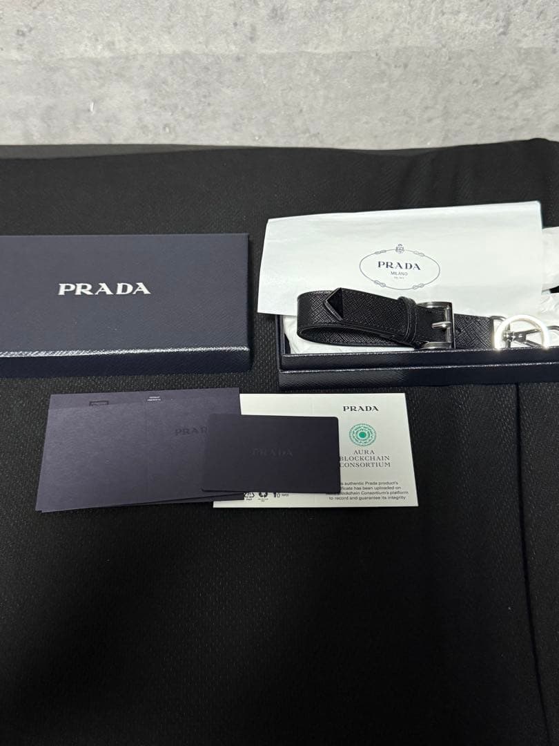 PRADA サフィアーノレザー キーチェーン ブラック トライアングルロゴ