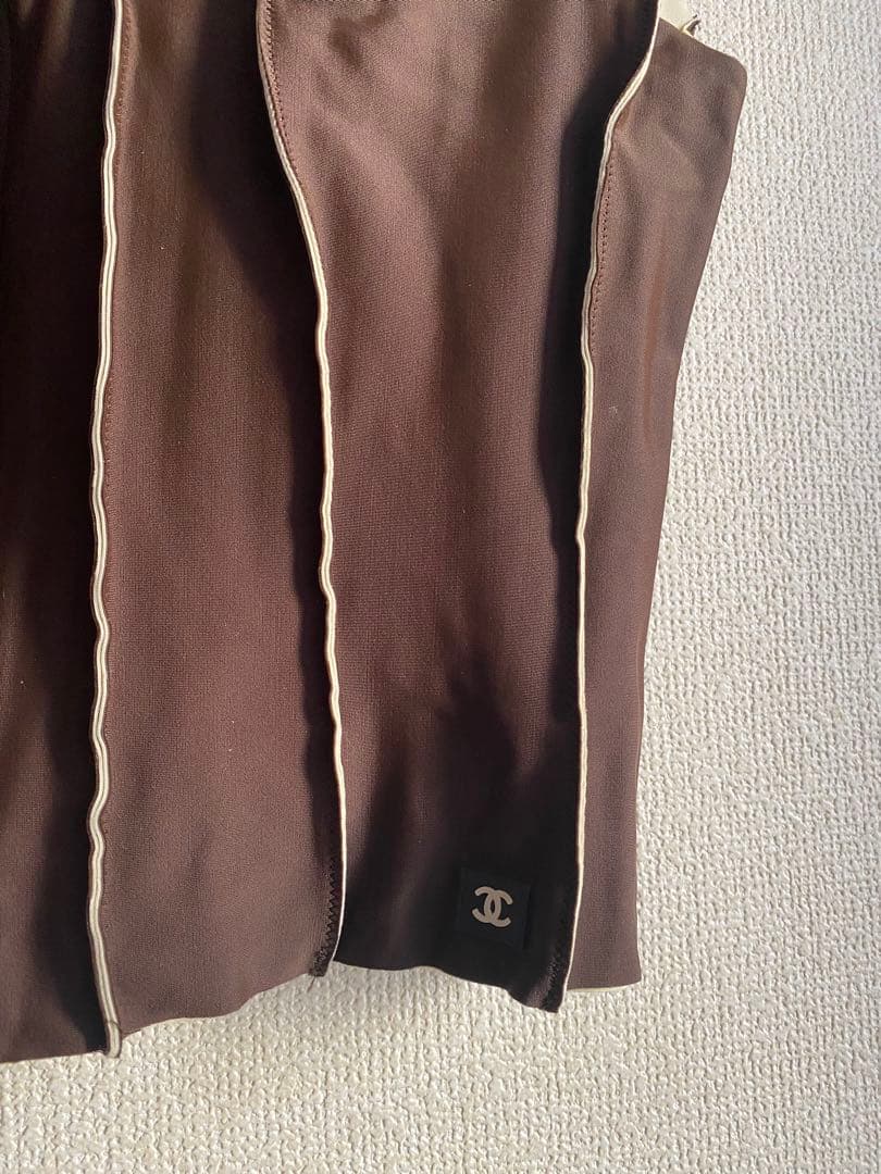 タグ付き　CHANEL ロゴジップアップトップス