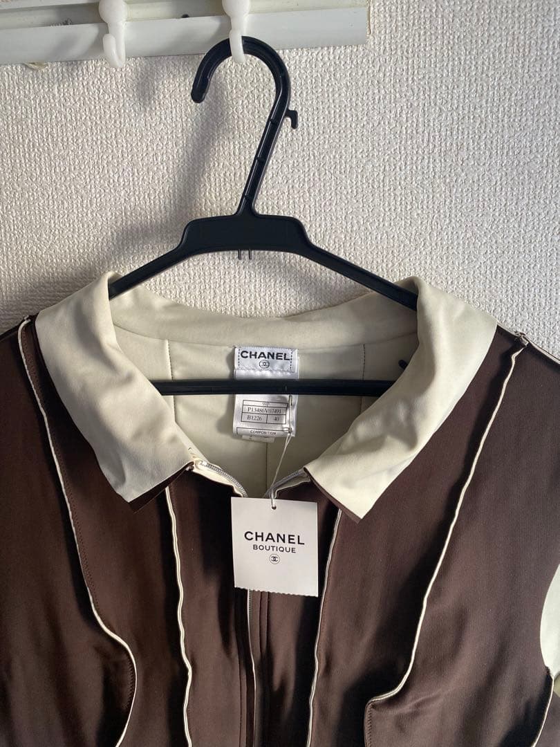 タグ付き　CHANEL ロゴジップアップトップス