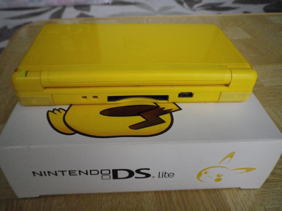 Nintendo DS Lite ピカチュウ 中古品