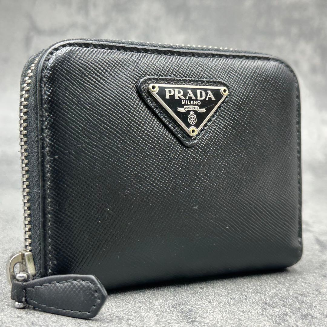 プラダ 三角タグ コンパクト ラウンドジップ ケース サフィアーノレザー