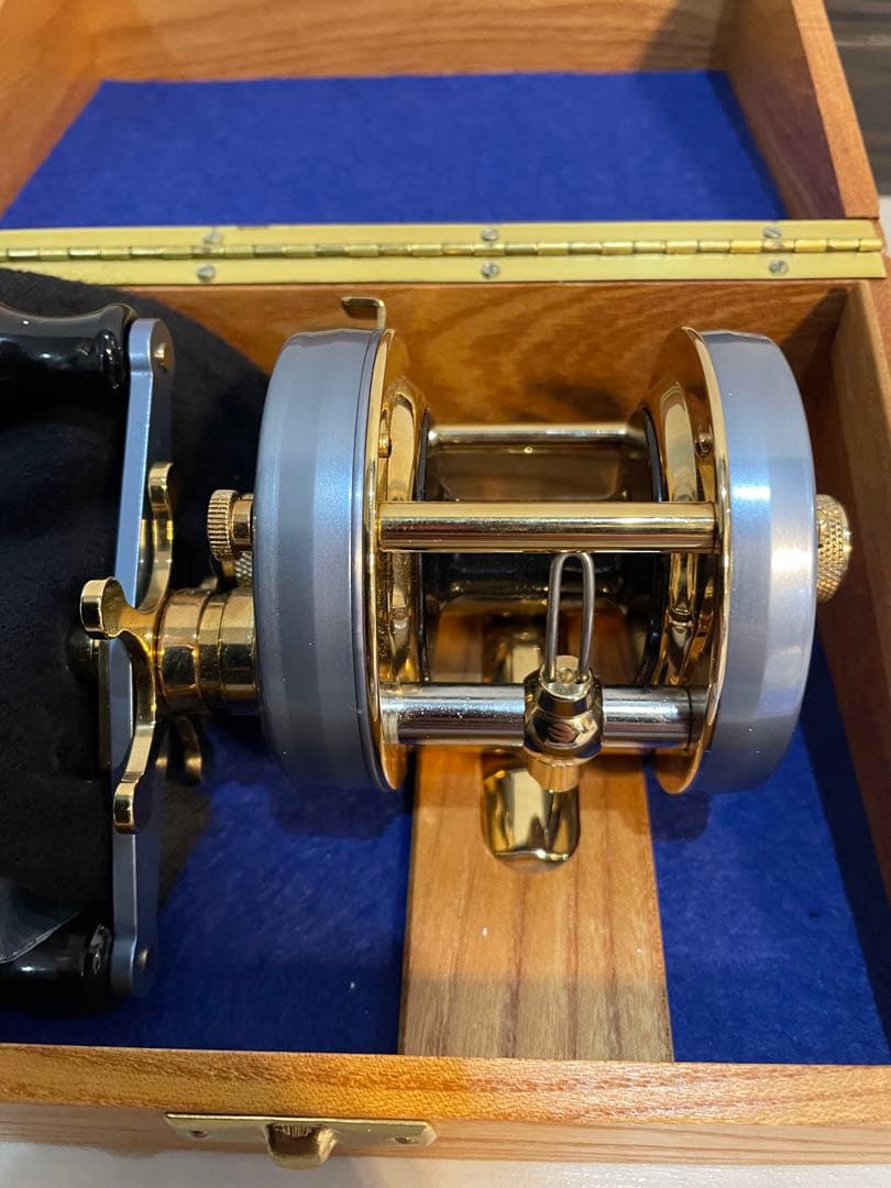 【未使用品】アブ アンバサダー 5500CDL シルバーブルー 魚屋別注