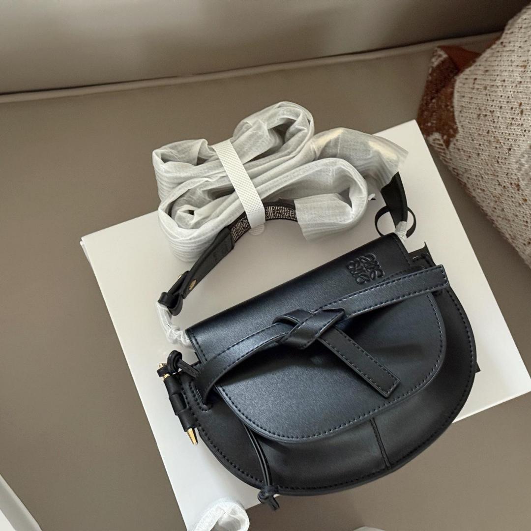 Loewe ブラック ハーフムーン ボディバッグ