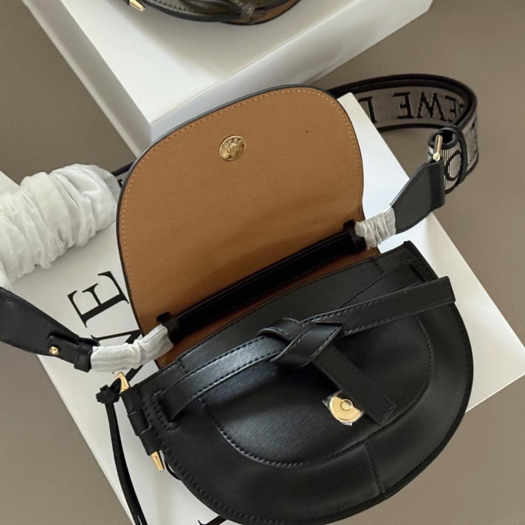 Loewe ブラック ハーフムーン ボディバッグ