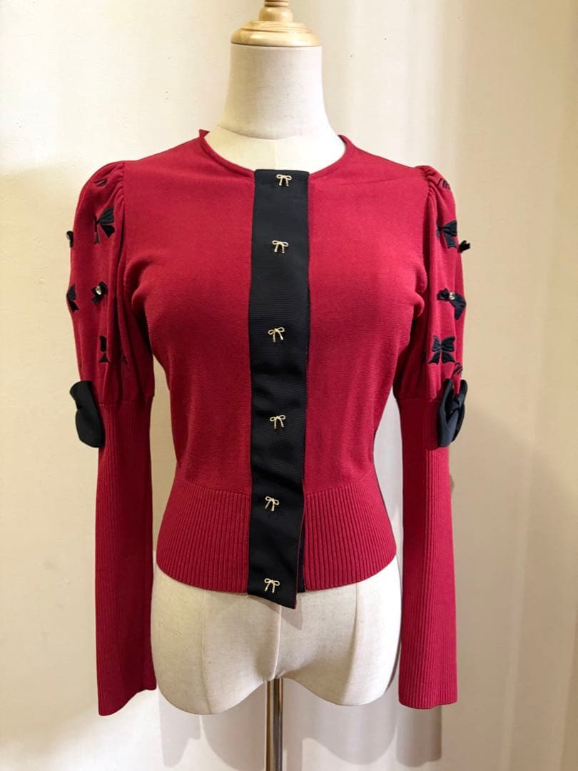 エムズグレイシー カーディガン 38 赤×黒リボン 金ボタン風 スナップ留め