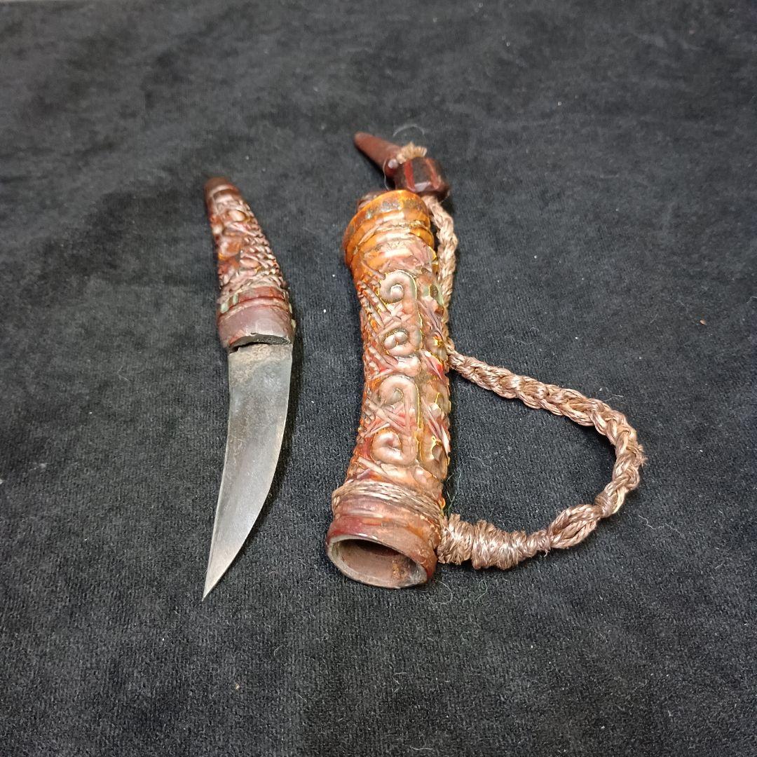 北海道アイヌ　メノコ　マキリ彫刻装飾の鹿骨製ナイフ