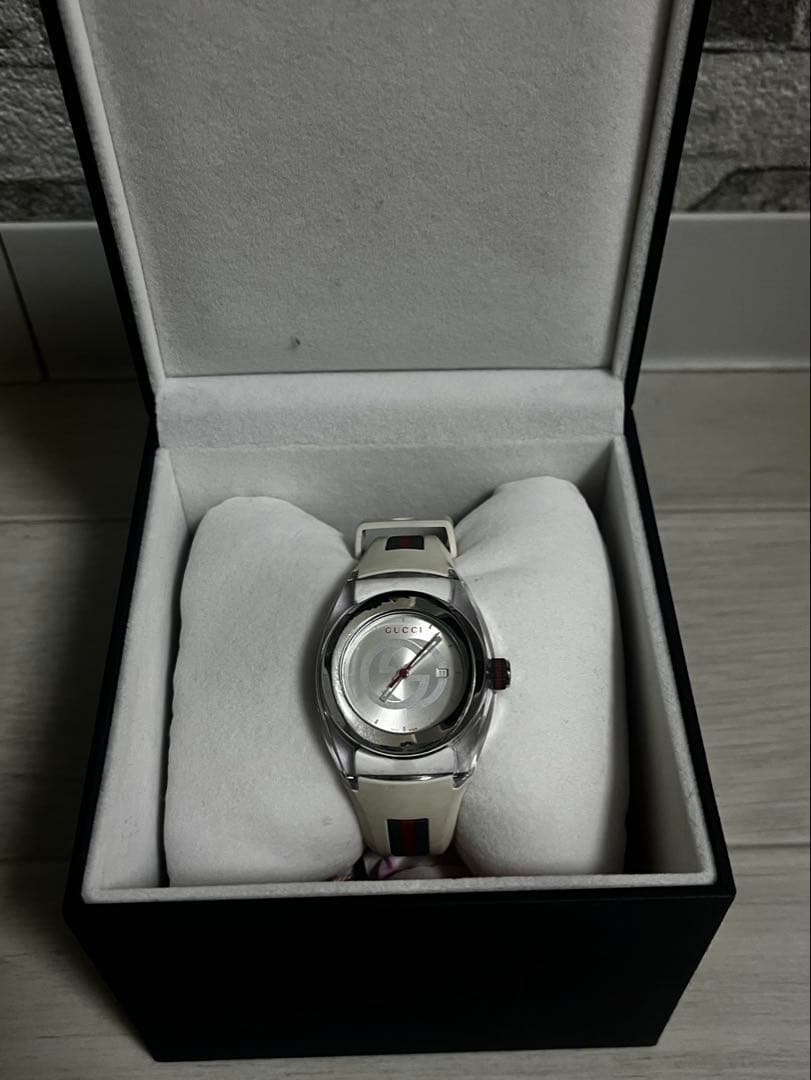 GUCCI ホワイトシリコンバンド 時計