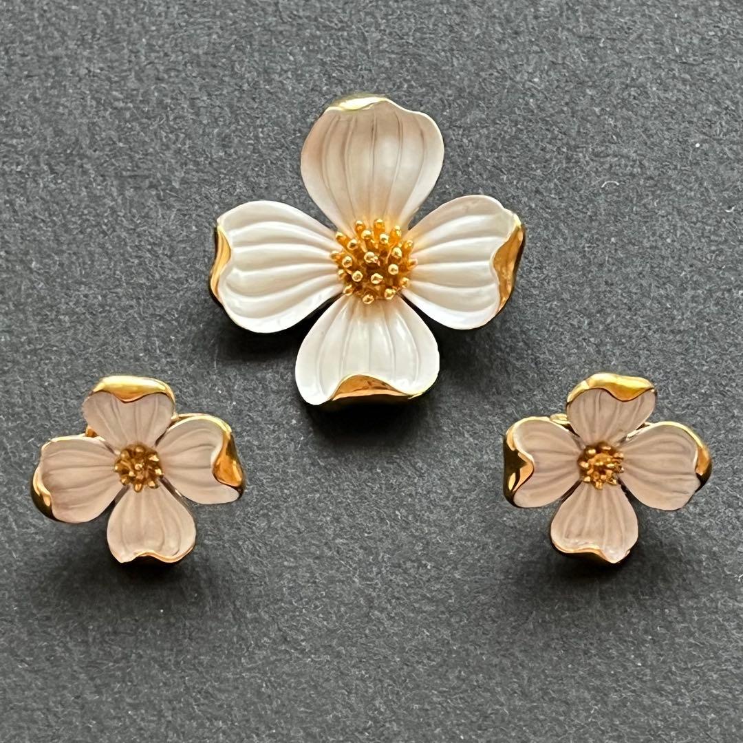 CROWN TRIFARI 白エナメル ハナミズキ ブローチ&イヤリングセット