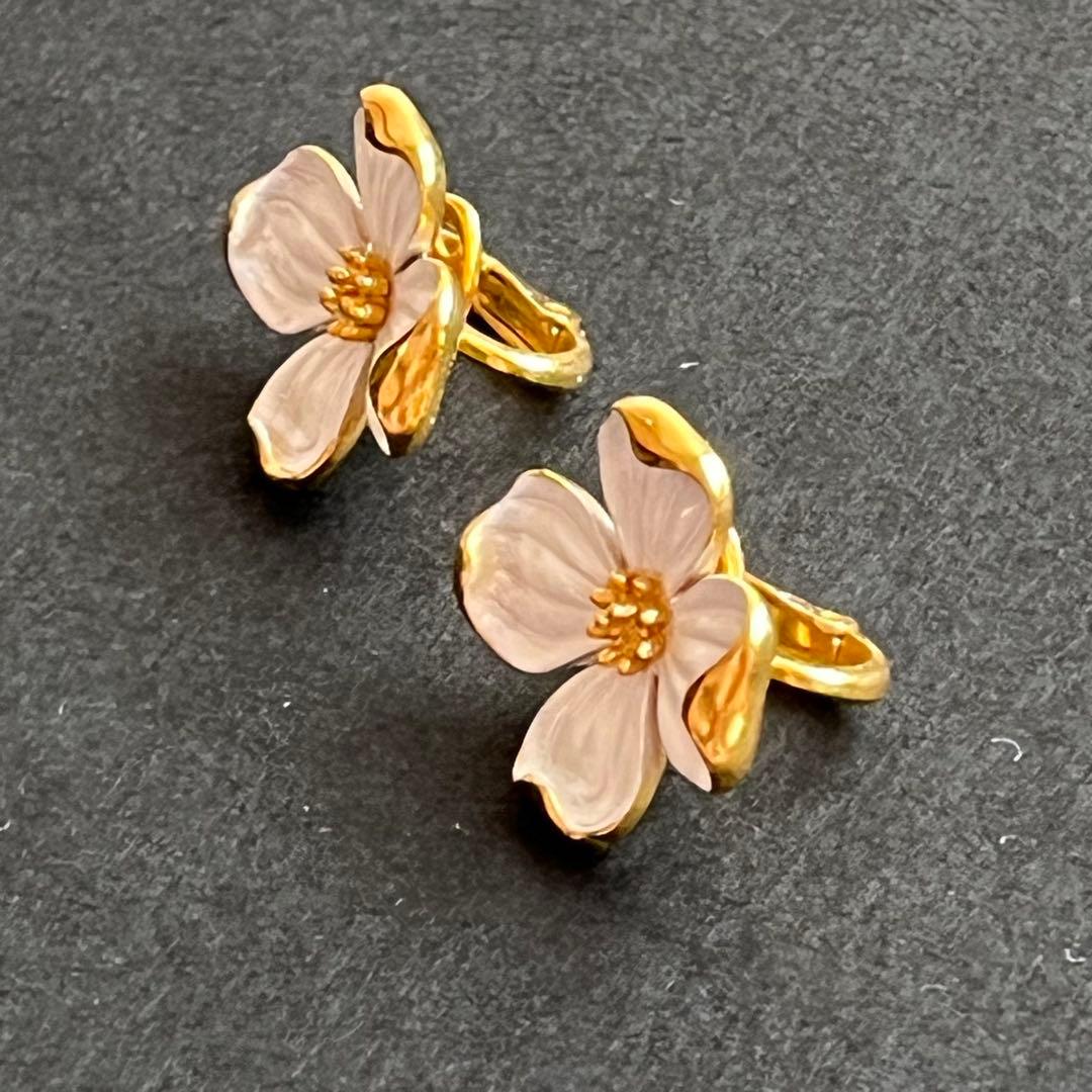 CROWN TRIFARI 白エナメル ハナミズキ ブローチ&イヤリングセット