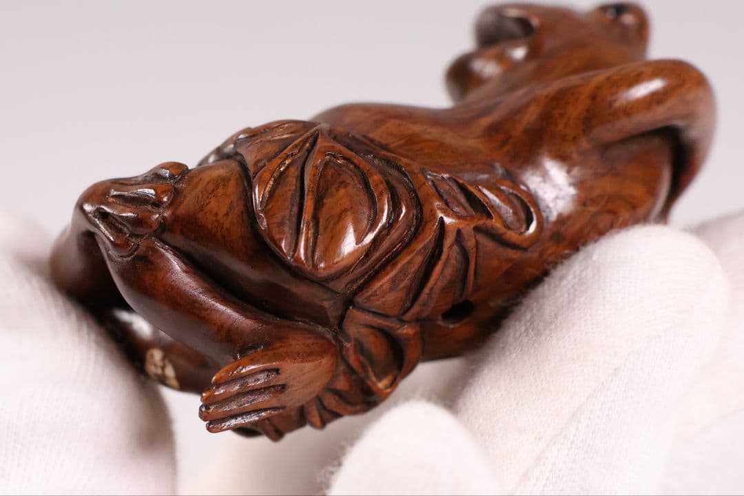 木製 提物 根付 朱氏銘 蛙 煙管 寝る 彫刻 木彫【MA891】