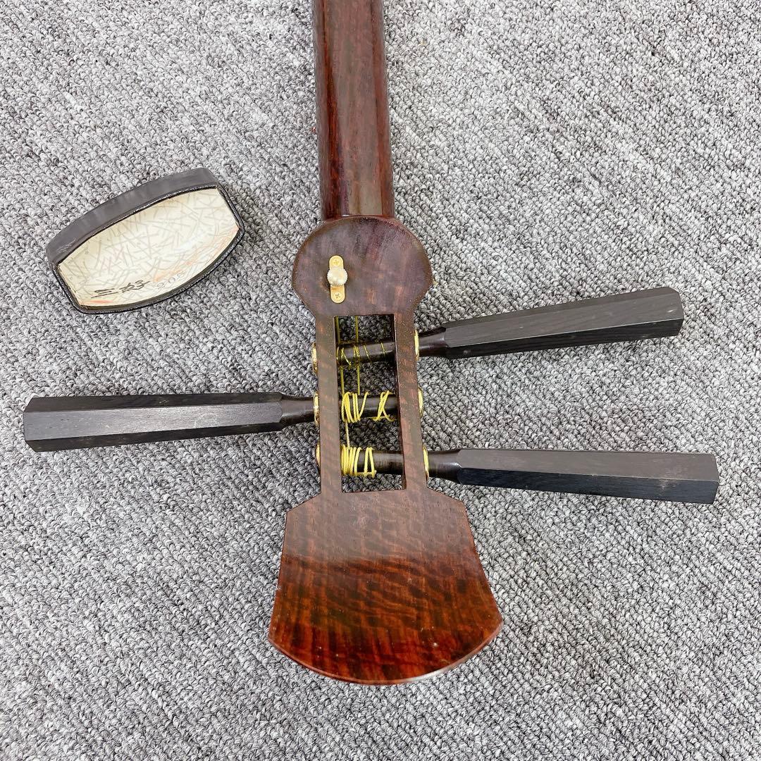 三味線 虎トチ入り紅木 中棹 金細 2枚溝 犬皮 子持ち綾杉胴 和楽器