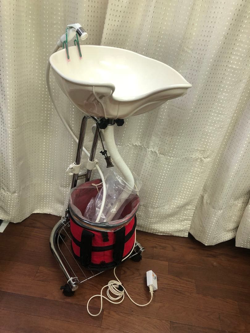 携帯式洗髪台 楽シャン君ホワイト 訪問美容の需要に　 お役に立つ時が来ました