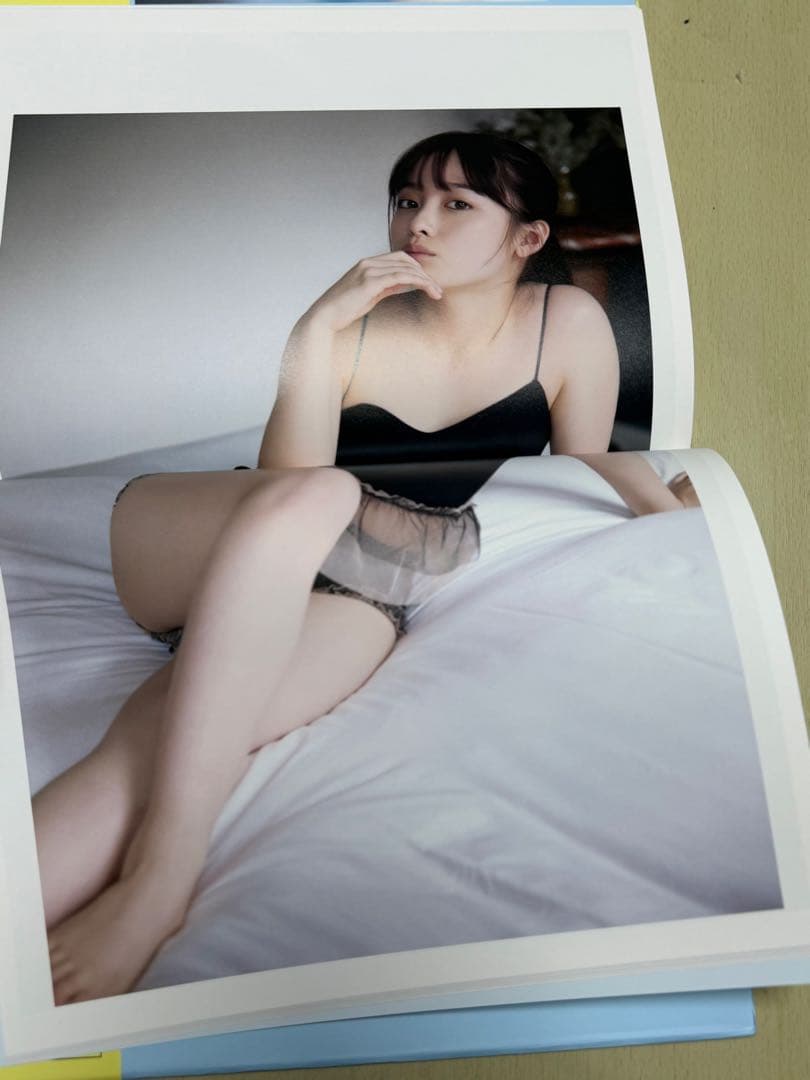 橋本環奈写真集サイン入り写真一枚付き