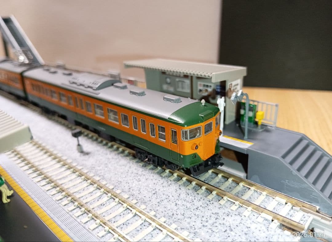 Nゲージ 対向式ホームセット（レール付き）ジオラマ ②