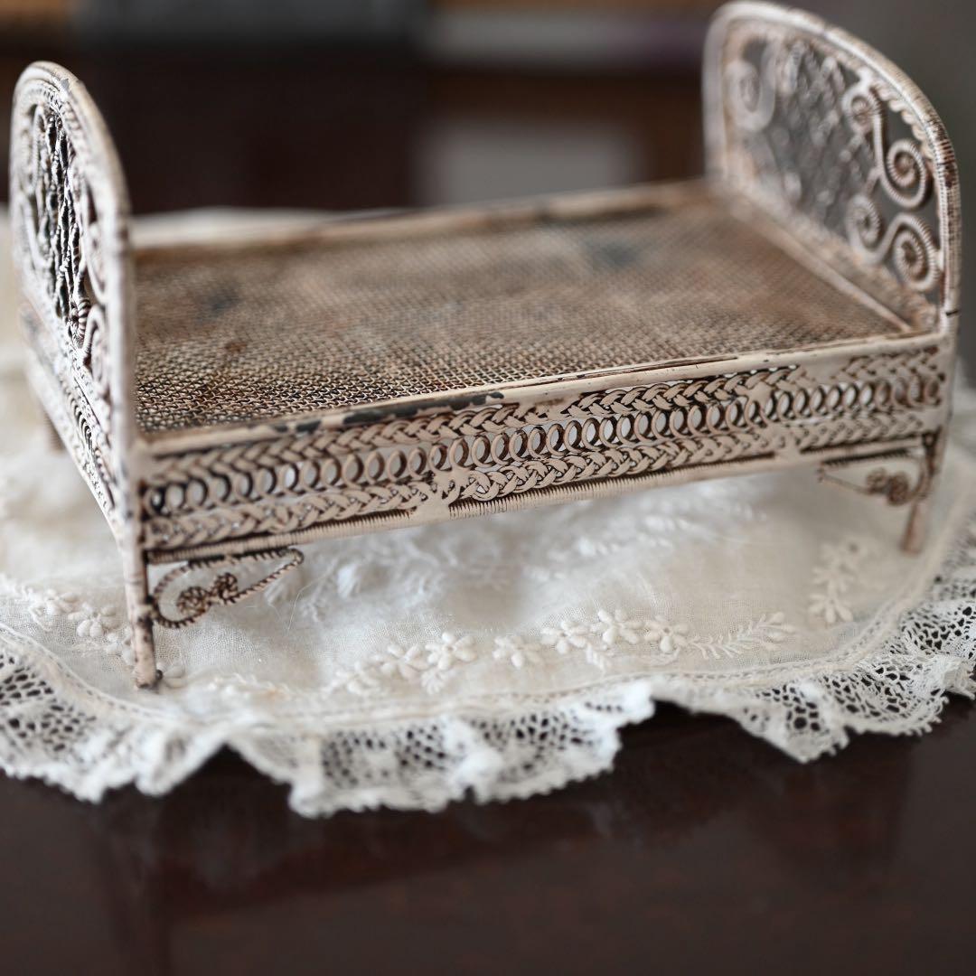 フランスアンティーク　小さなテディベアとベッド