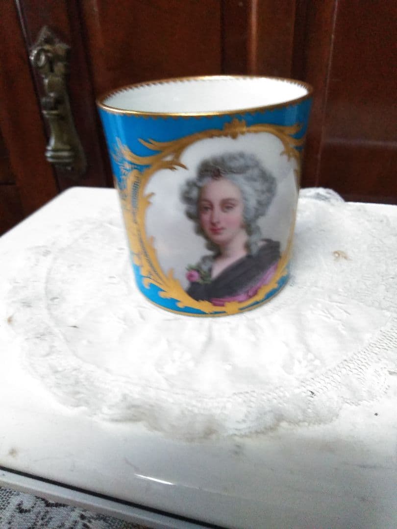 アンティーク　貴族の肖像画のカップ、ソーサー1客